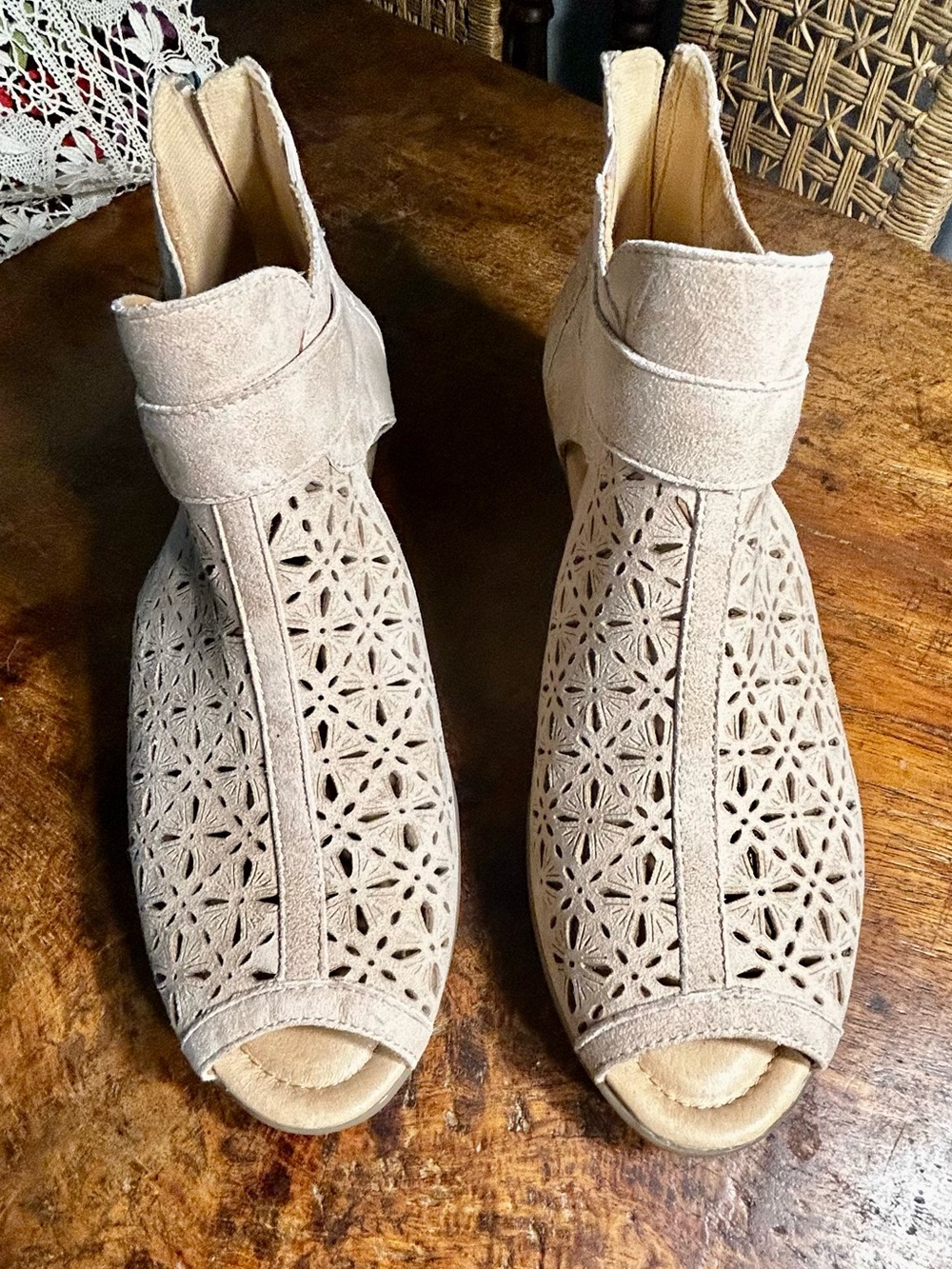 Women’s Beige Leather Buckle Zip Ankle Fashion Boots Size 11 by Earth - Picture 2 of 11